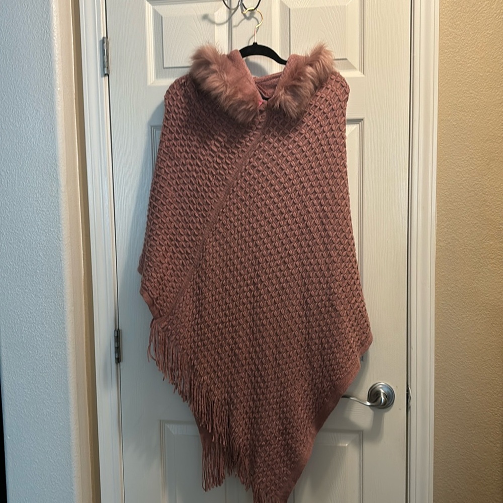 Soft, warm, one size fits most. I’m a 2x and it fit me snug
